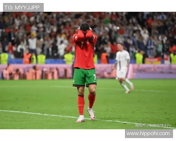 球迷疯狂冲进场内抢C罗球衣引发热议欧冠赛场奇观